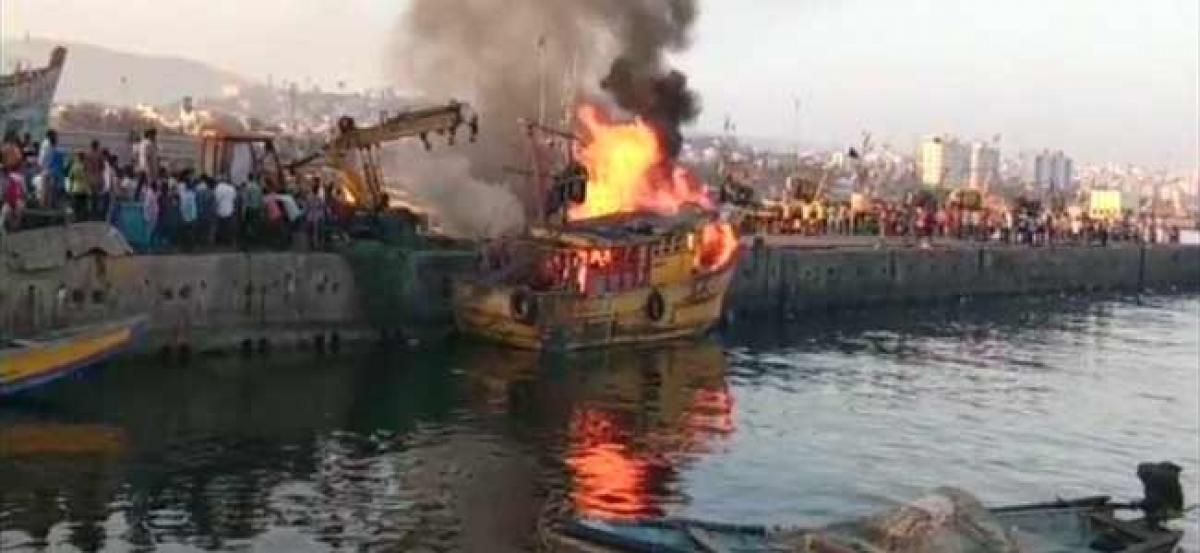 Fierce fire at Visakhapatnam port, 40 fishing boats burnt to ashes; The fishermen expressed this doubt