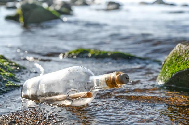 Bottle thrown into the sea 30 years ago, now in the hands of a woman, there was a special letter inside!