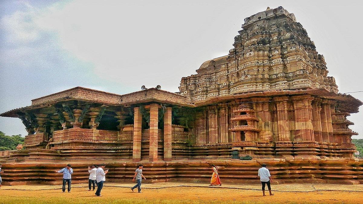 This temple is a marvel of ancient engineering, the bricks float, the music comes from the pillars, these 7 qualities are miraculous!