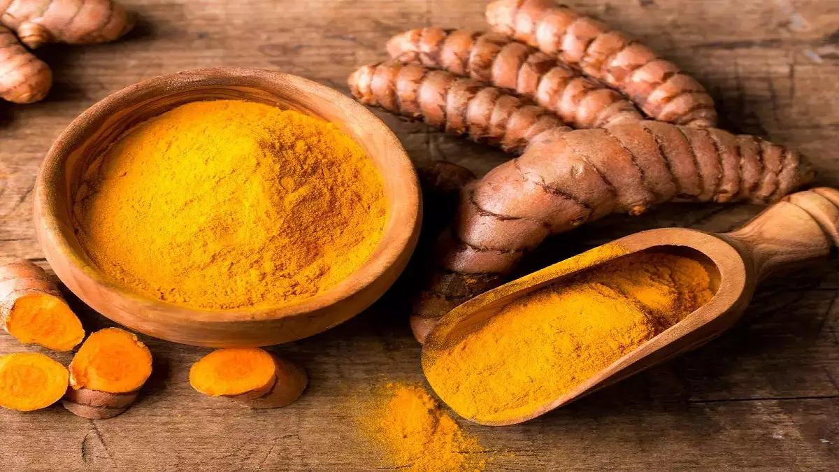 Do you also use too much turmeric in your food, then know its major disadvantages.