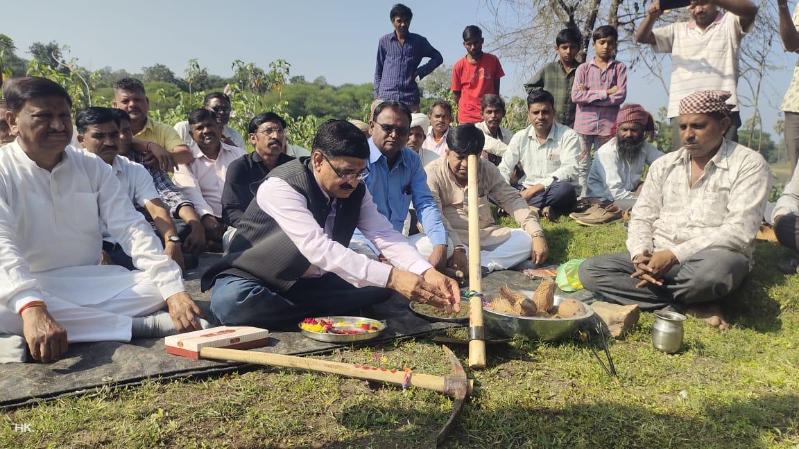 Muhurat at the hands of MLA Rajendrasinh Rathwa of various routes in Jetpurpavi taluk