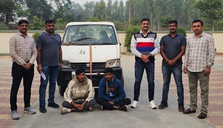 Chotaudepur LCB police nabbed two accused with stolen Ikko car