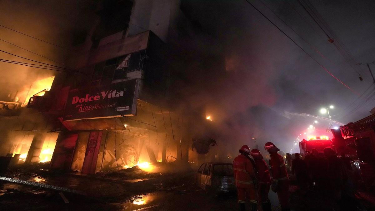 Massive fire breaks out in a shopping mall in Karachi, four dead; Many fire engines are present at the scene