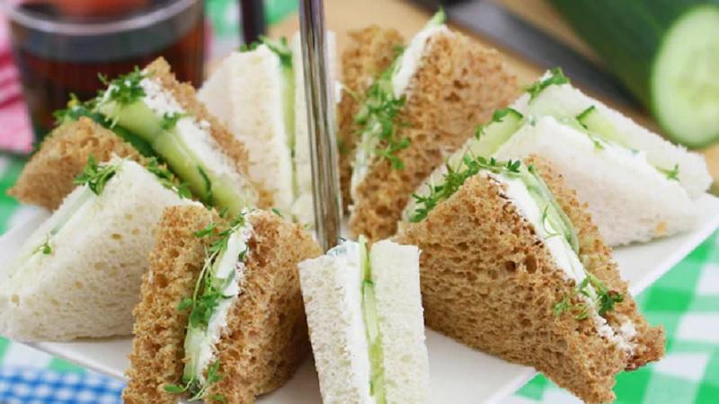 Follow these tips to keep sandwiches fresh after making them, never soggy