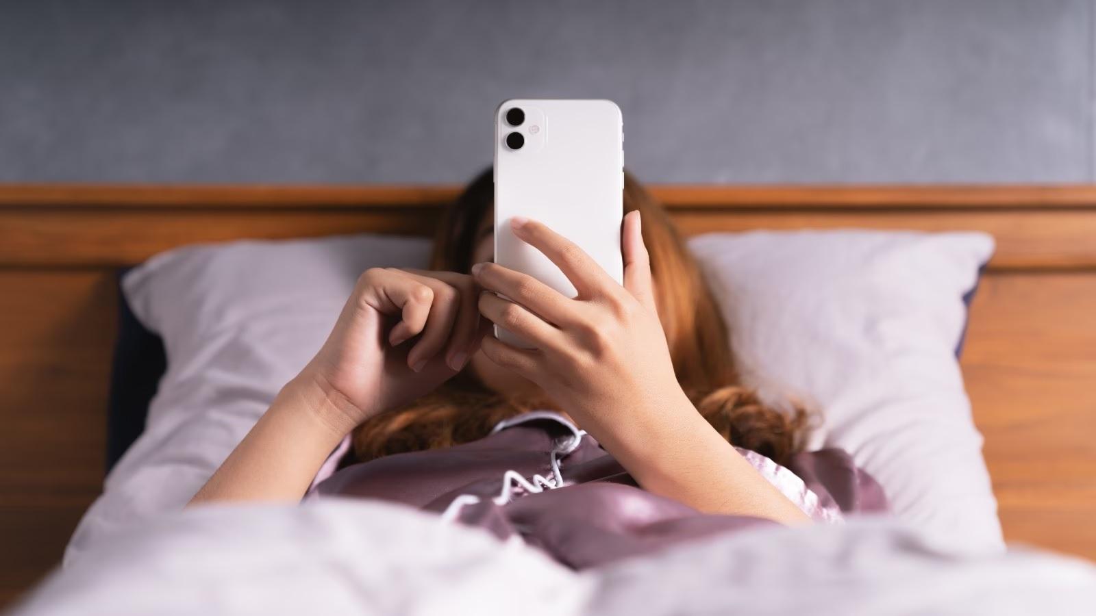 If you have a habit of looking at your mobile phone first thing in the morning, be careful, it affects your mental health