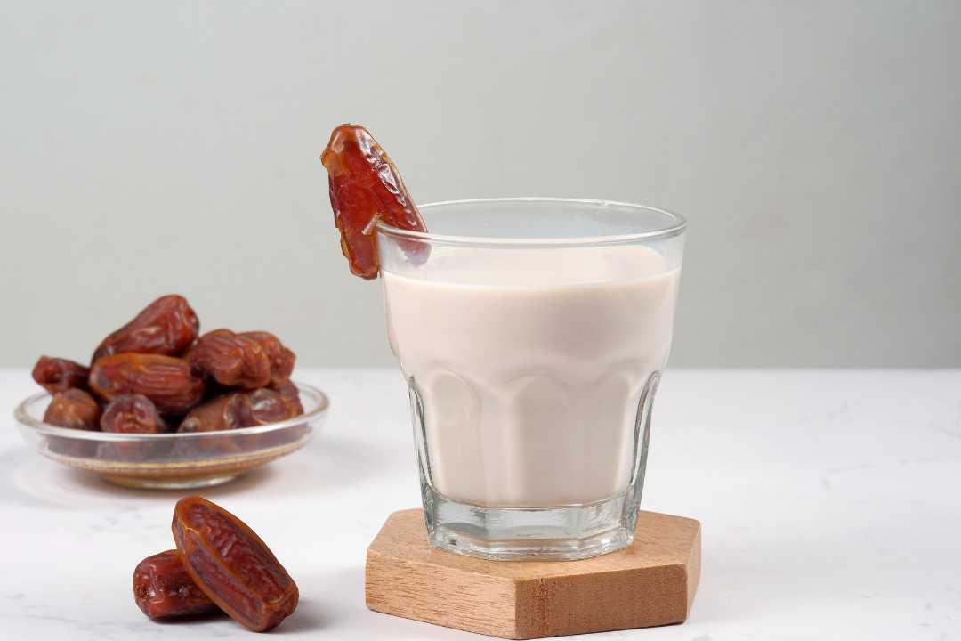 Eating dates boiled in milk in the morning on an empty stomach and in the evening has many benefits