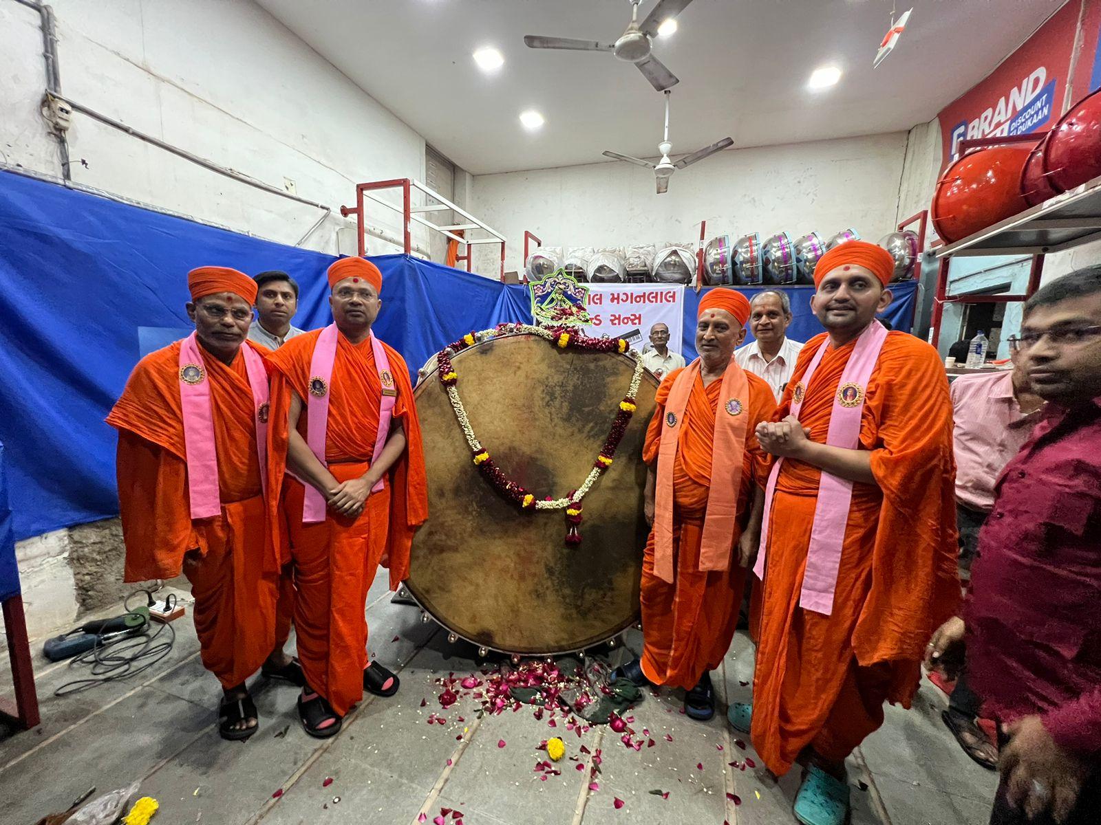 Dabgar Samaj of Ahmedabad built a 500 kg Nagaru and enshrined Shri Harikrishna Maharaj and worshiped him with flowers, kanku and akshat.