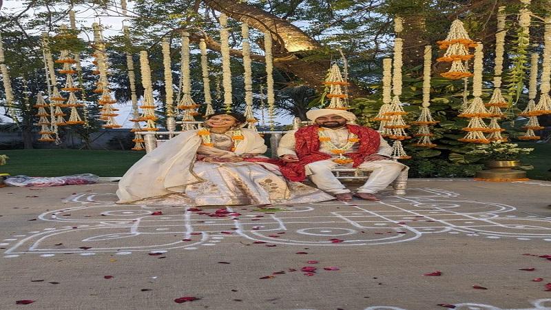 The newly married couple tied the knot in a zero plastic wedding ring