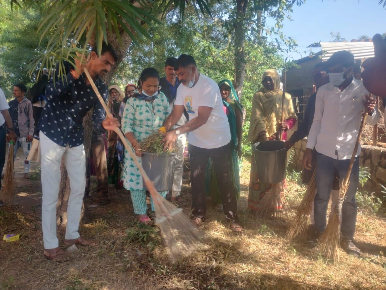 MLA Jayantibhai Rathwa conducted a cleanup at Pancheswar Mahadev Temple in Kawant