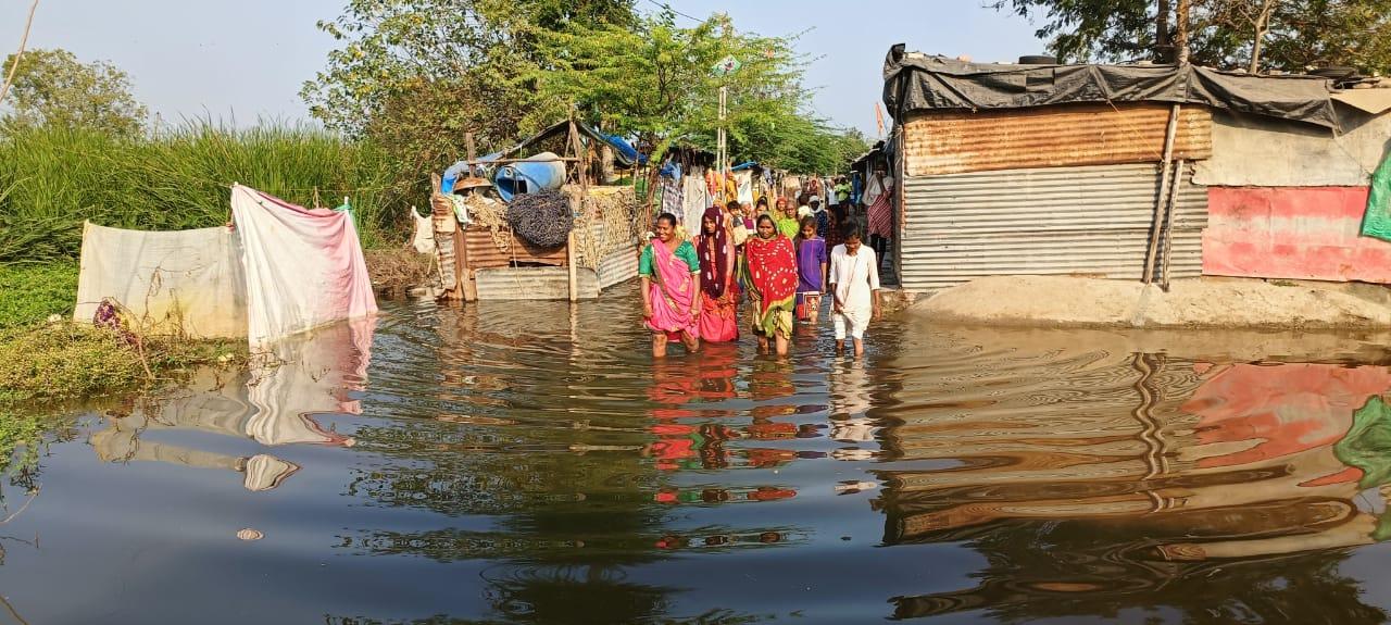 Sewage from the Thasara lake flooded residential areas