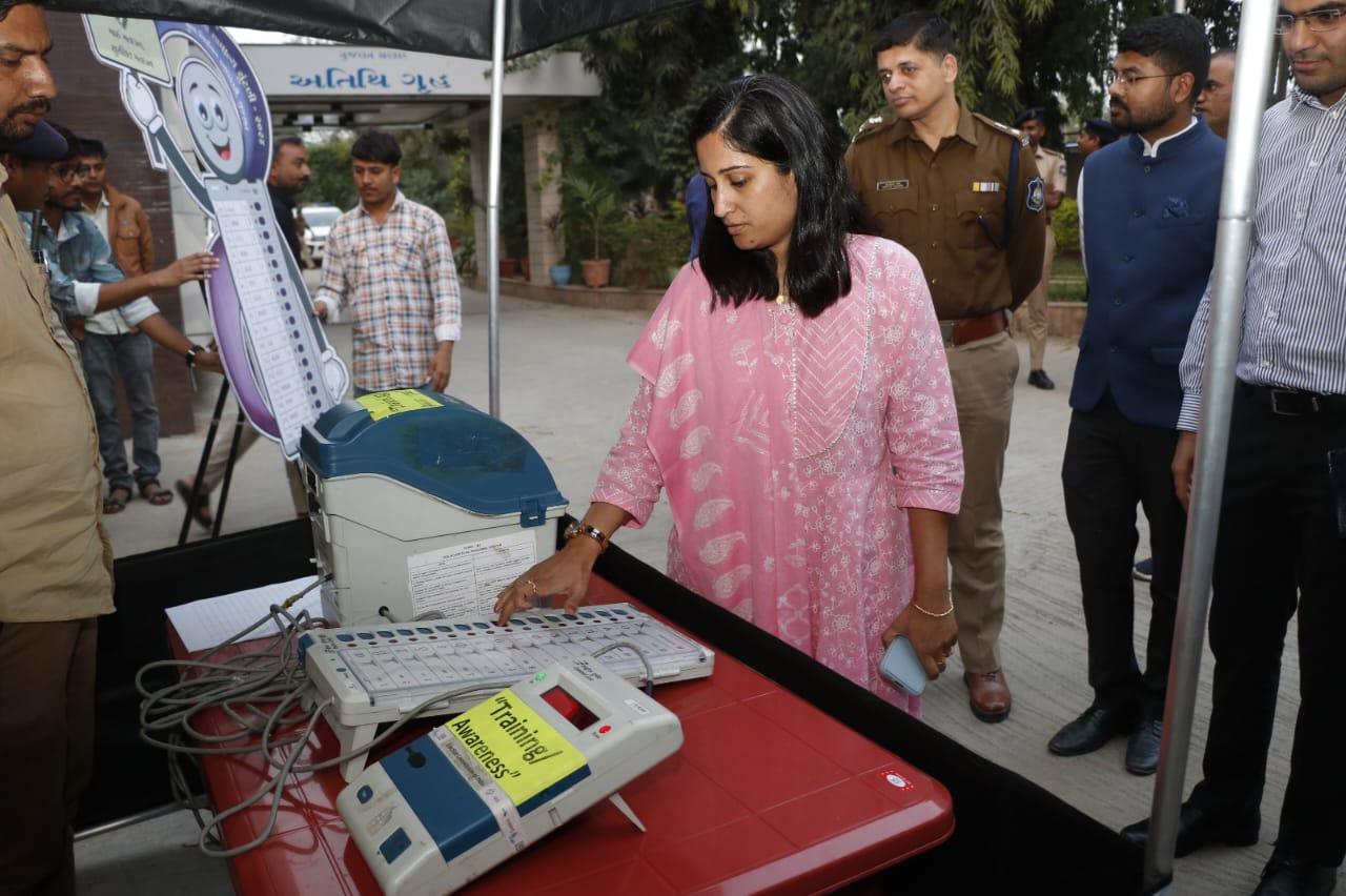 Collector Stuti Charan flagging off the vote awareness demonstration van