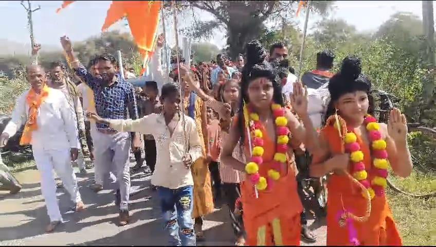 Devotees became 'Rama' devotees at the Hanumanji temple in Ambakhut; Celebrated grandly with school children