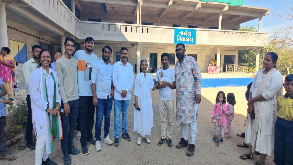 On the occasion of the 75th Republic Day, a friendly cricket match was held between teachers, students, charioteers and parents of Nalanda School.