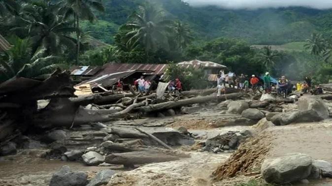 Heavy rains trigger landslides in southern Philippines, 7 dead as house collapses