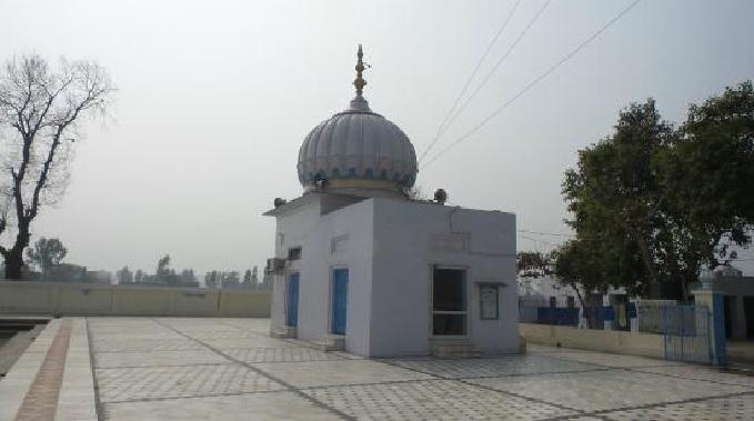 This Mughal grave, which people kick with their feet while passing by, he had committed such a sin while he was alive.