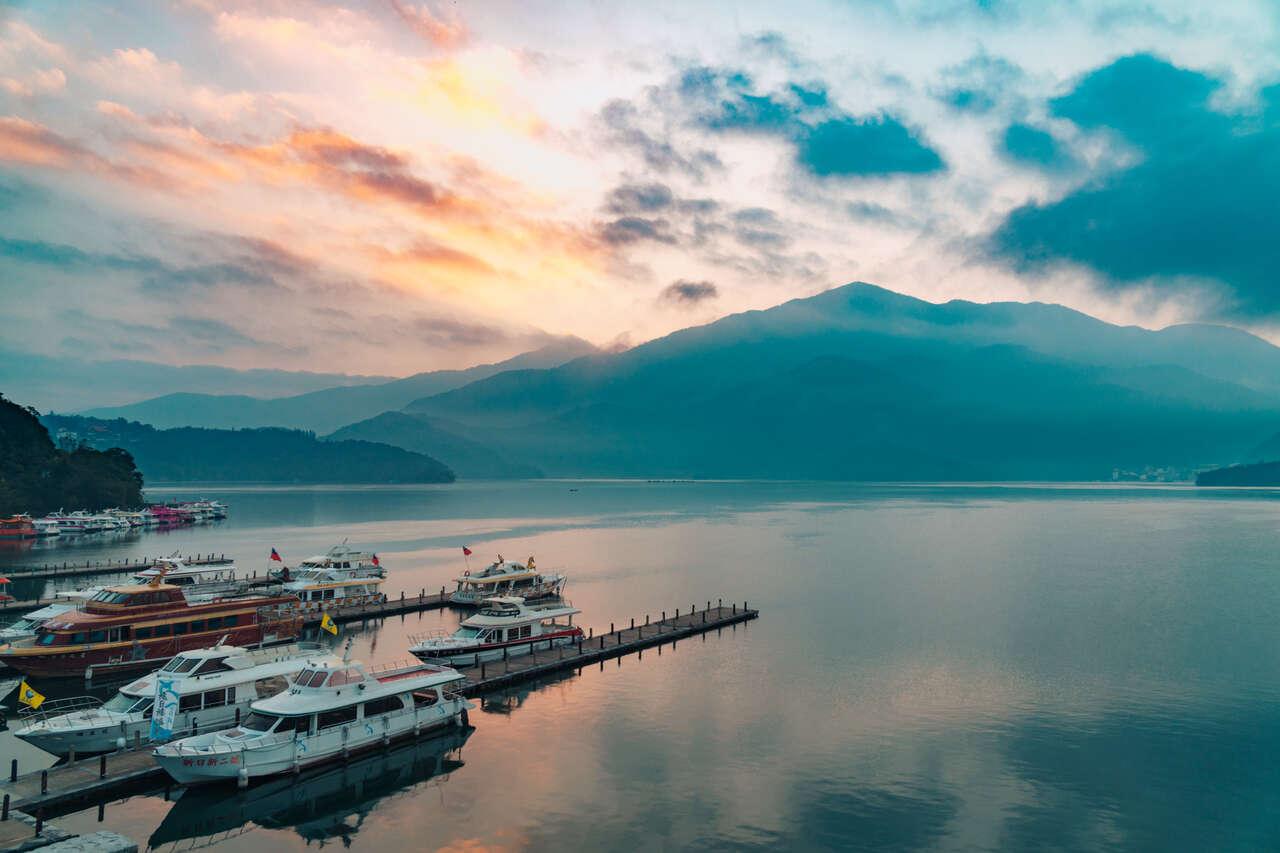 This is the strangest lake in the world, which changes its shape every moment