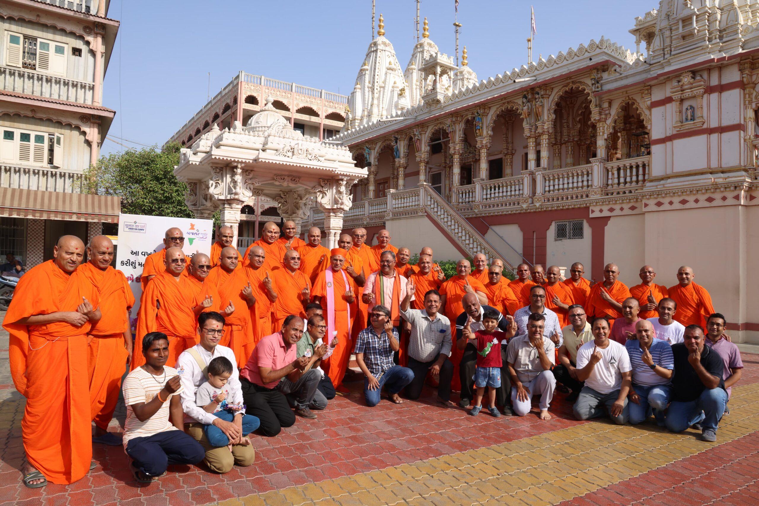 Maninagar Shri Swaminarayan Gadi's Acharya Gyanamahoddhi Shri Jitendriyapriyadasji Swamiji Maharaj and revered saints and Hari devotees voted.